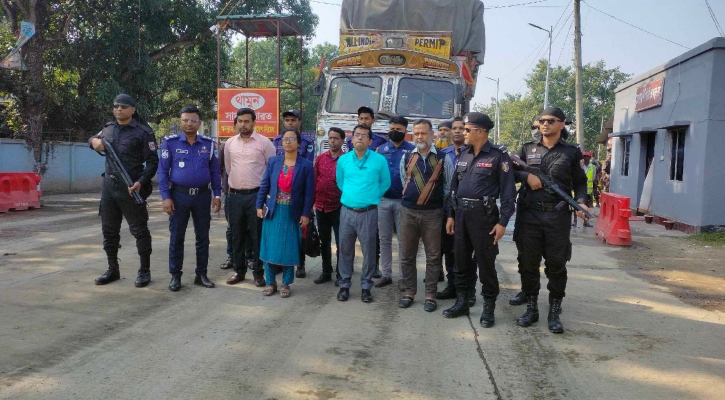 ভোমরা বন্দরে পেঁয়াজ মজুদের দায়ে ৪ ব্যবসায়ীকে জরিমানা